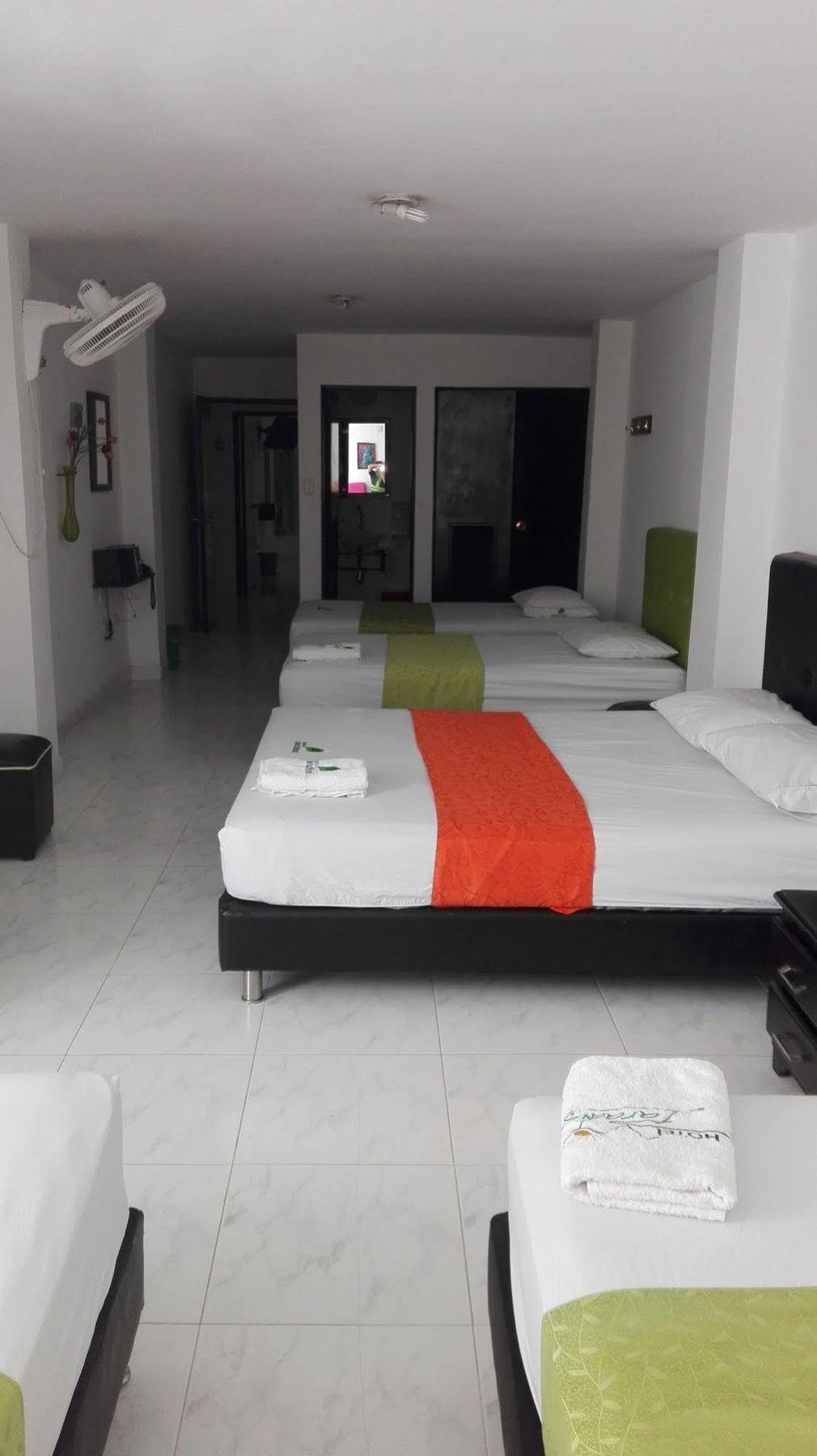 Hotel Paradise Lleras 메딜린 외부 사진
